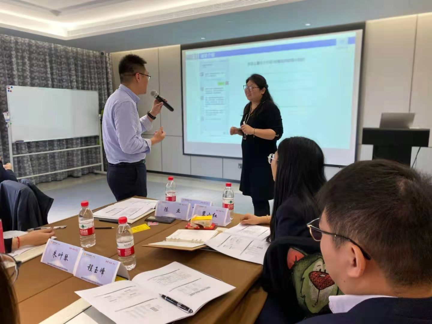 【互联网运营 李忠美老师】 11月12号，李忠美老师为无锡阳光人寿讲解《新媒体运营与客户转化》