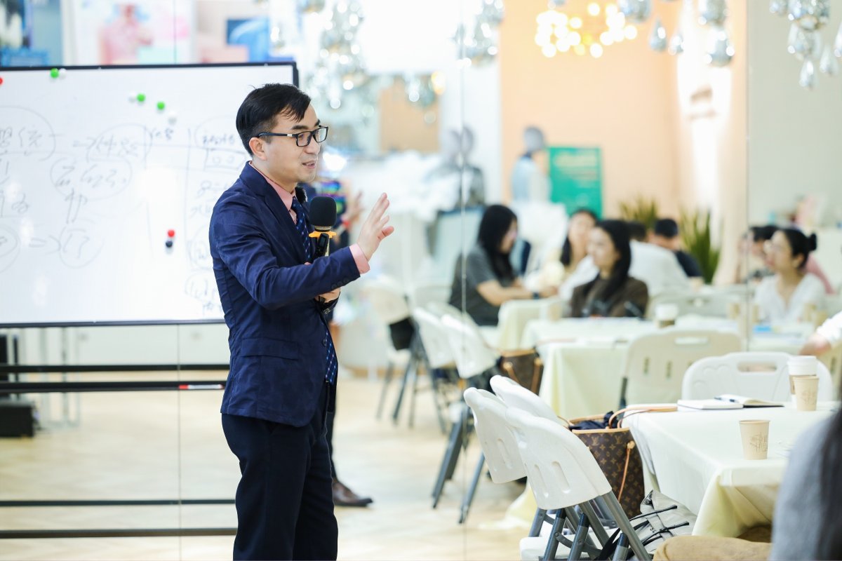 李玮东老师5月28日绍兴《品牌思考力— 启动企业告诉增长》公开课圆满结束~