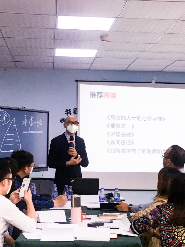 何峰老师2020年9月18给宏工科技讲授《情绪管理与职业化心态》课程圆满结束