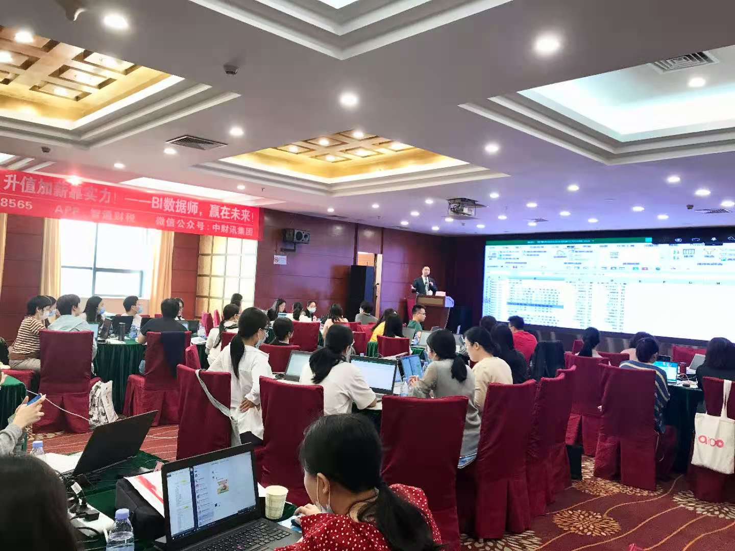 王小伟老师11月20日在深圳讲授的《轻松玩转Power BI 商业智能分析应用》的课程圆满结束！