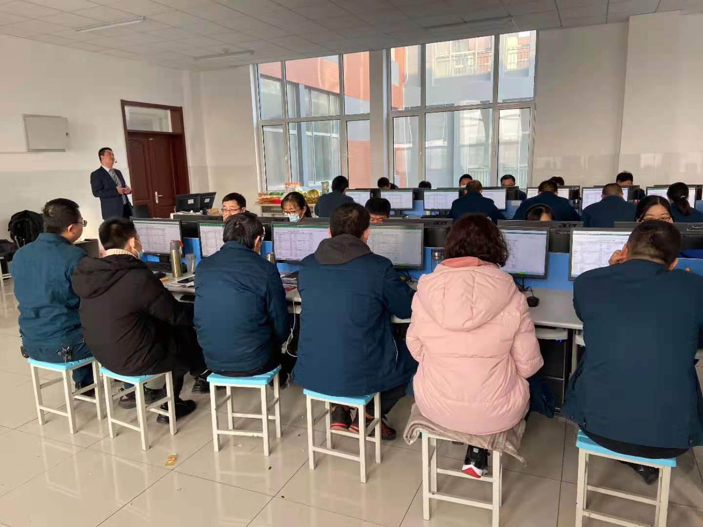 王小伟老师12月5日为中国重型汽车集团讲授《PPT及Excel在企业中的应用》的课程圆满结束！