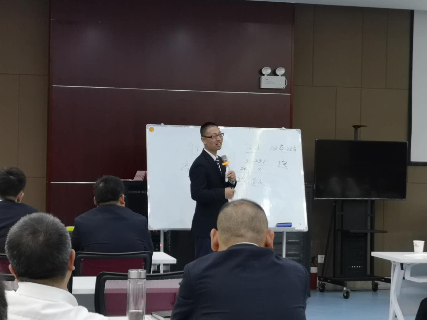 【不良资产清收专家】潘玉良老师10月27日给黄山某农村商业银行讲授《不良资产清收策划与实战技巧》课程