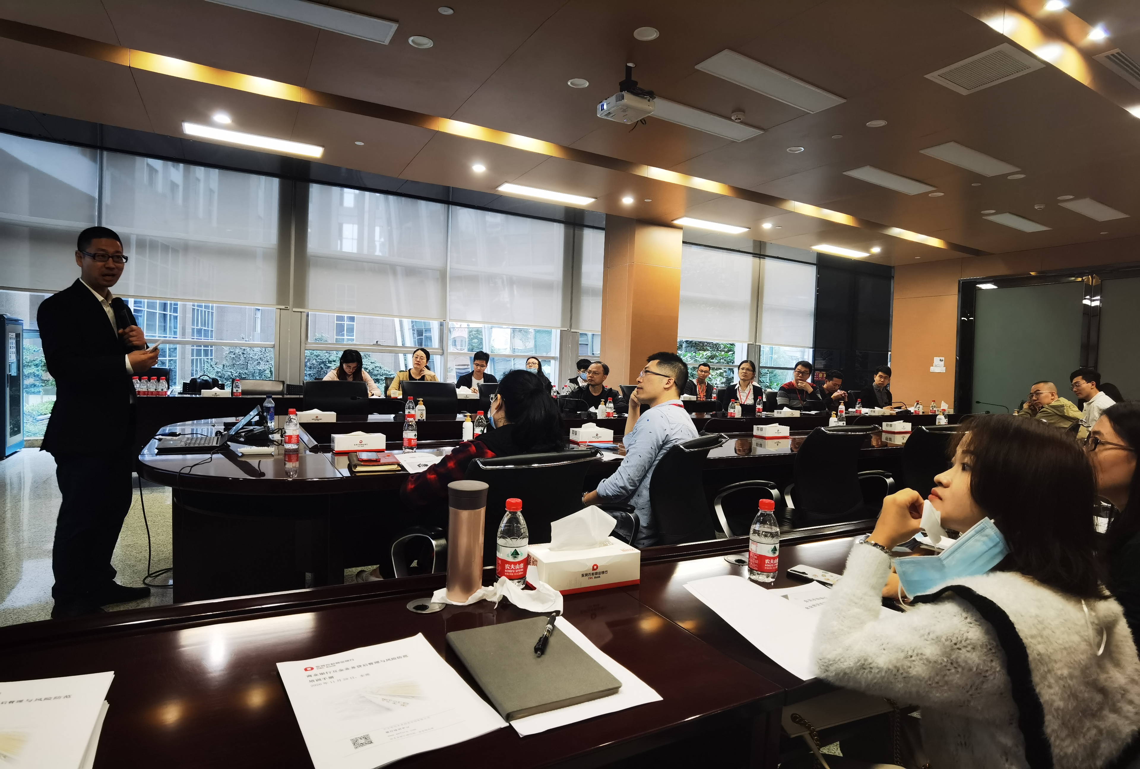 潘玉良老师11月28日给东莞某农村商业银行讲授《强监管背景下商业银行业务贷后管理与风险防范》