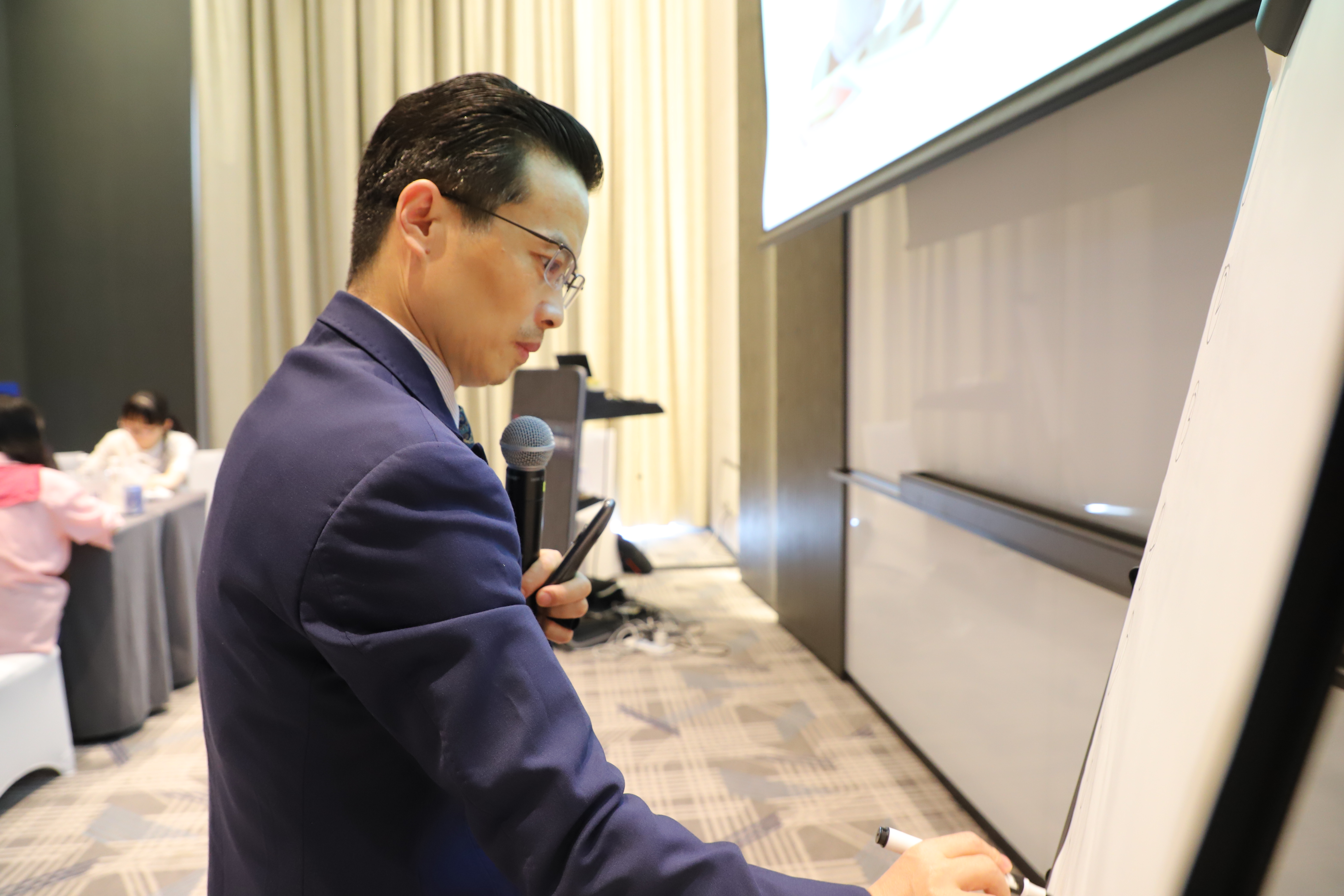 【彭远军老师-福州开讲啦】 5月15日受邀给福州某兴业银行讲授《疏导情绪压力，塑造阳光心态》！