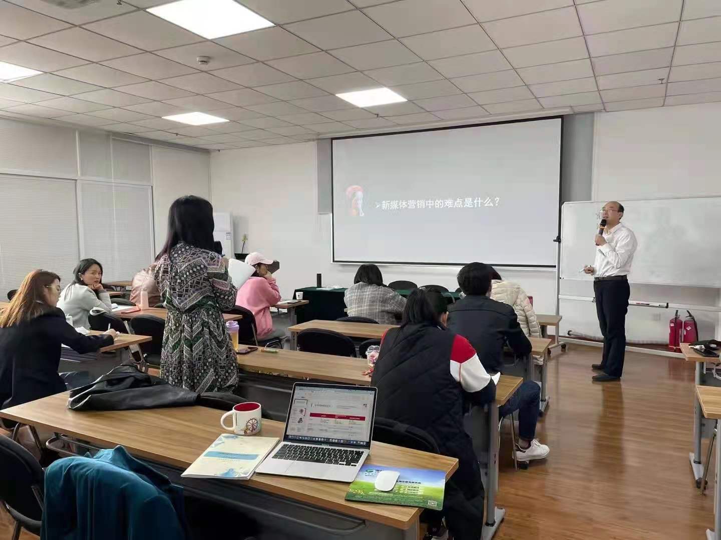 4月15日，贺新杰老师上海，复旦大学项目的《新媒体运营与实战模式》顺利的结束！