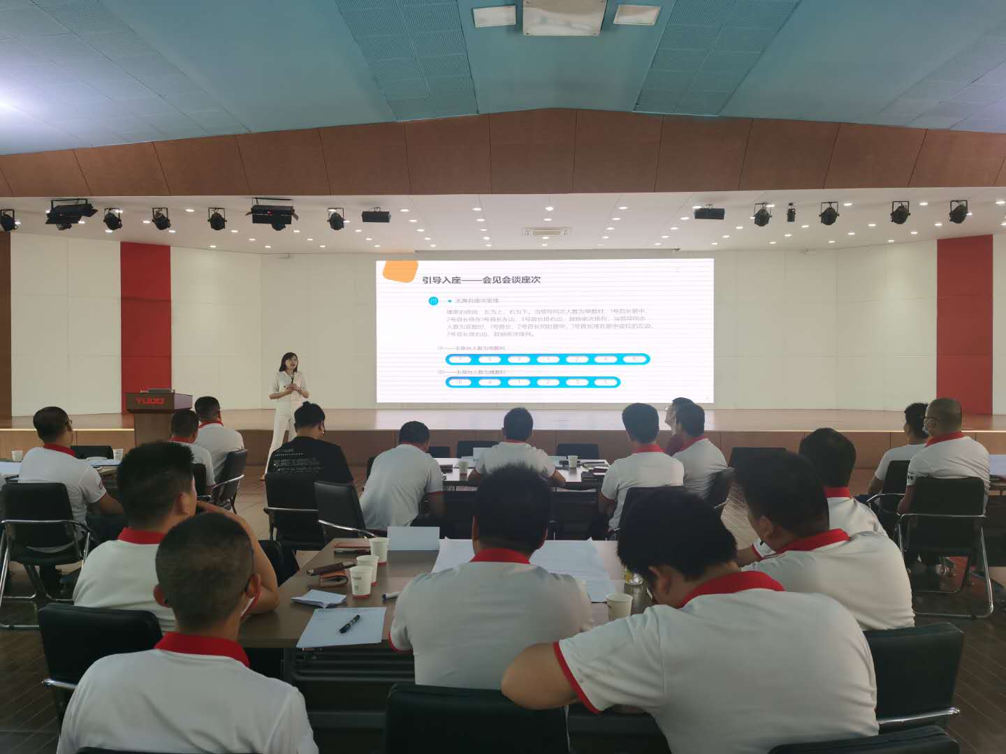 【夏菲老师】7月25日，夏菲老师受邀给苏州某制造企业讲授《金牌商务礼仪与情绪压力管理》课程圆满结束!