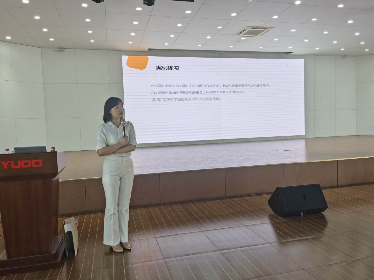 【夏菲老师】7月25日，夏菲老师受邀给苏州某制造企业讲授《金牌商务礼仪与情绪压力管理》课程圆满结束!