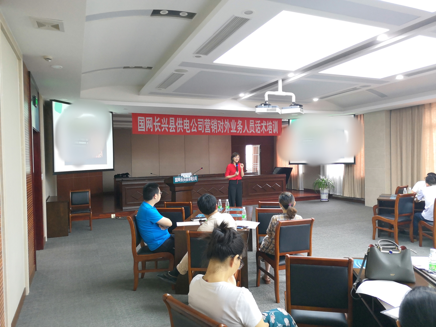 【夏菲老师】 8月6日，夏菲老师给杭州某国网供电局讲授《厅堂礼仪与沟通》，圆满结束！