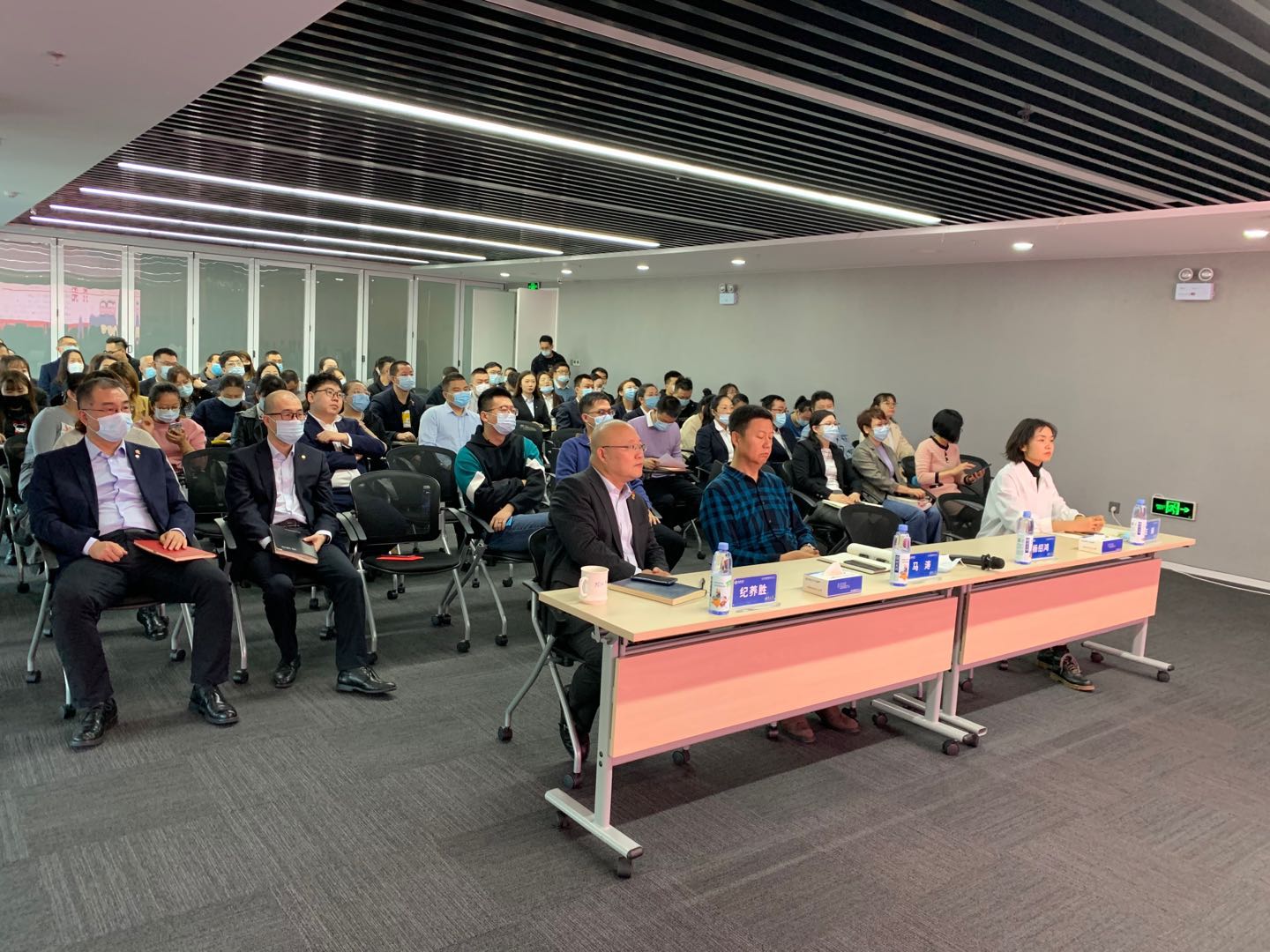  颜何老师在2020-10-18 为太平人寿保险有限公司乌鲁木齐中心支公司讲授《修身养心课程》
