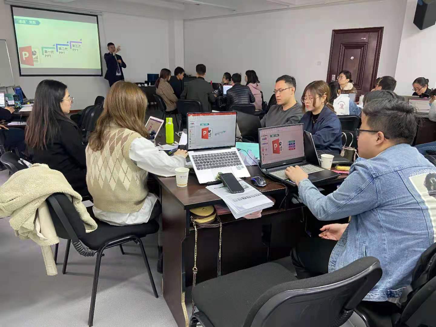 2021年4月1号，鲁洪涛老师为中国电信第三期《经验萃取与课程开发》课程圆满结束！