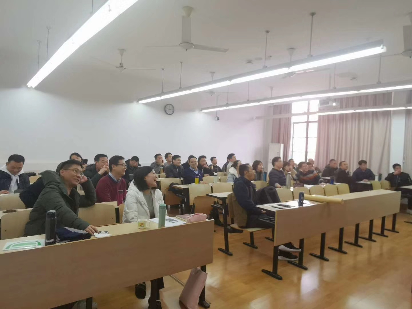 刘志翔老师2020年1月8日在上海给优秀干部讲授《职场人际交往的30种情景演练》公开课圆满结束！