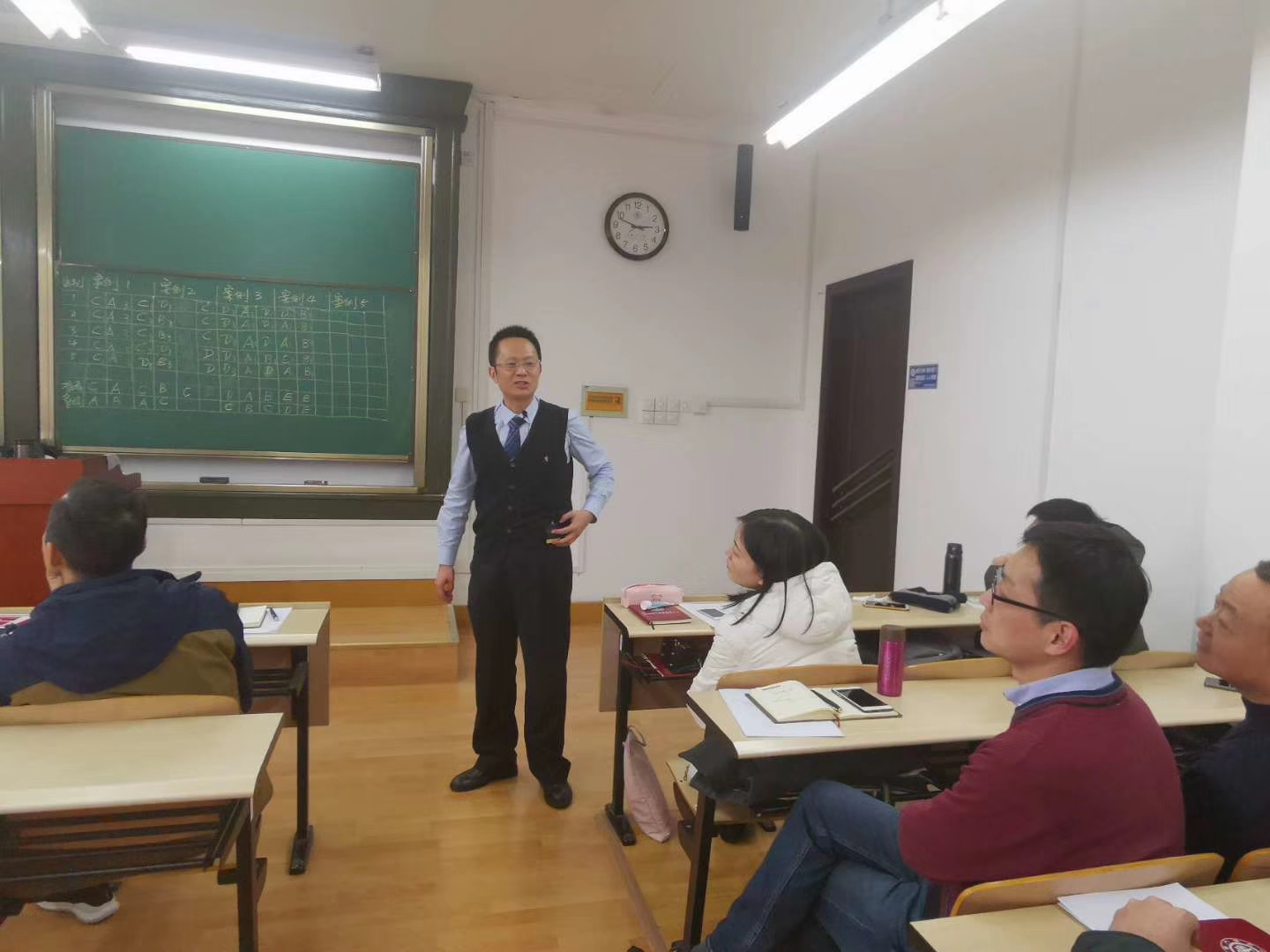 刘志翔老师2020年1月8日在上海给优秀干部讲授《职场人际交往的30种情景演练》公开课圆满结束！