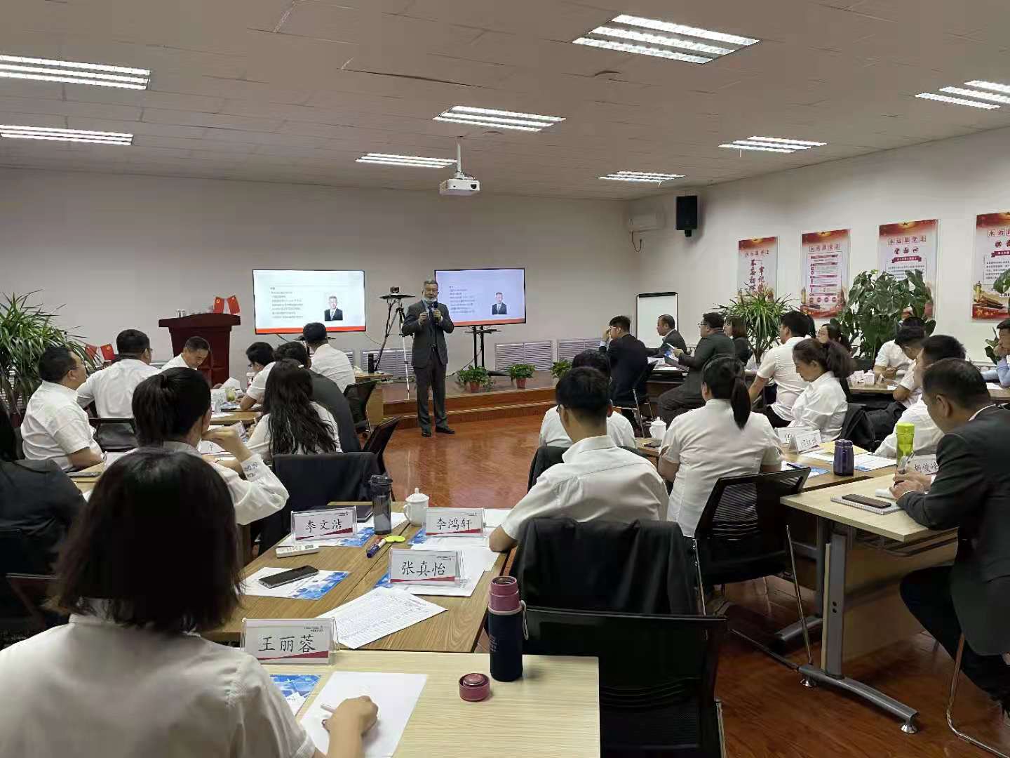 5月15日 男神曹勇老师为中国铁塔股份有限公司巴彦淖尔市分公司讲授《沟通与谈判技巧》课程圆满结束