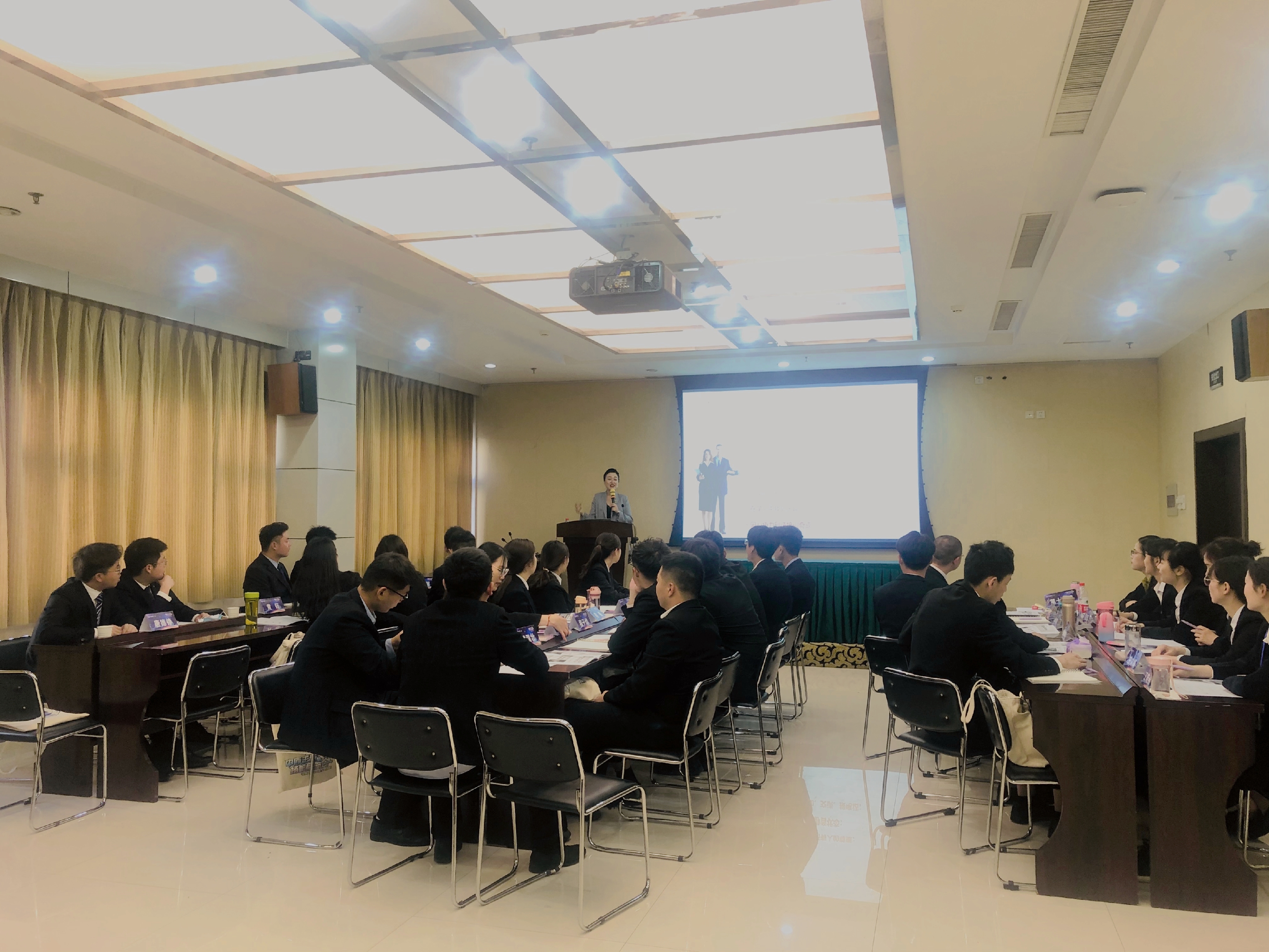 【陈彦希老师】4月19日为中原银行讲授其主打课课程之——《商务礼仪应用于高情商沟通》。