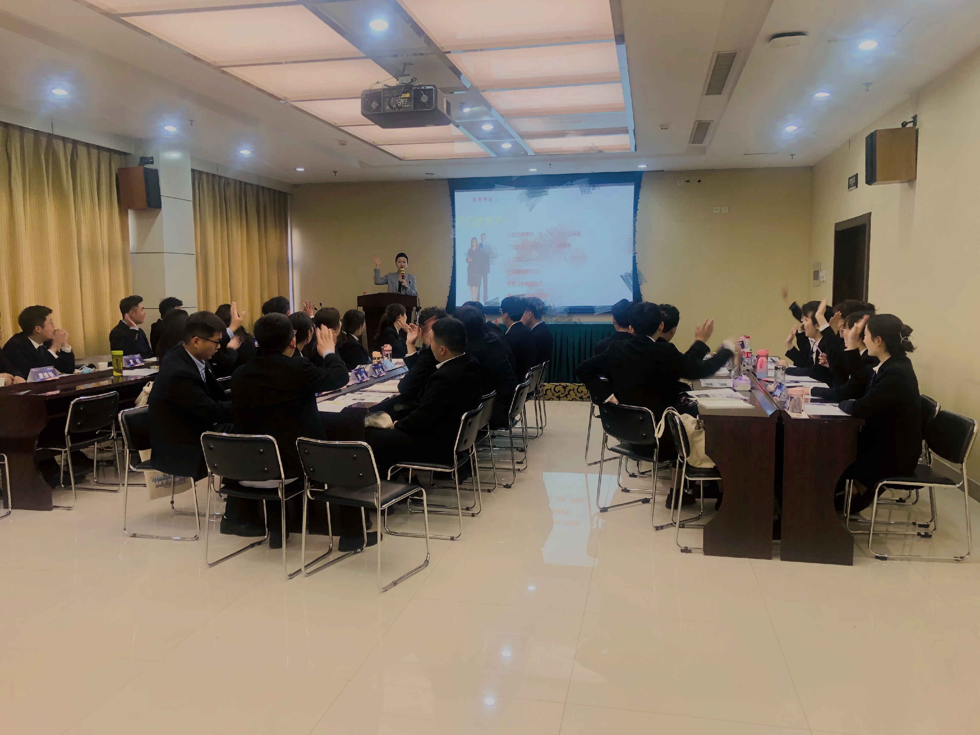 【陈彦希老师】4月19日为中原银行讲授其主打课课程之——《商务礼仪应用于高情商沟通》。