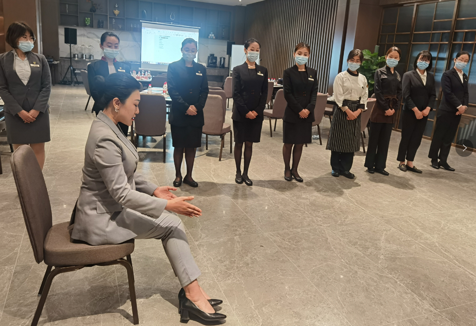 4月21-22日，陈彦希老师受邀为某贵都酒店讲授《酒店业卓越服务效能提升》一课