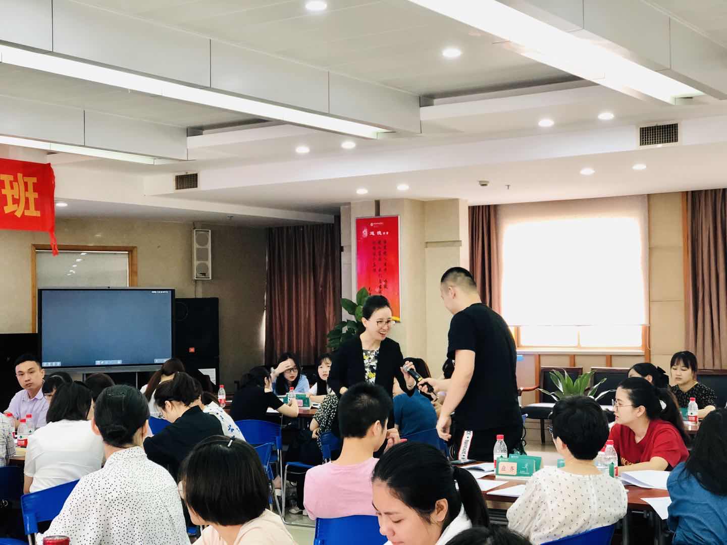 8月8日，晓光老师为中国农业银行绍兴分行学员讲授《大堂经理综合技能提升》课程