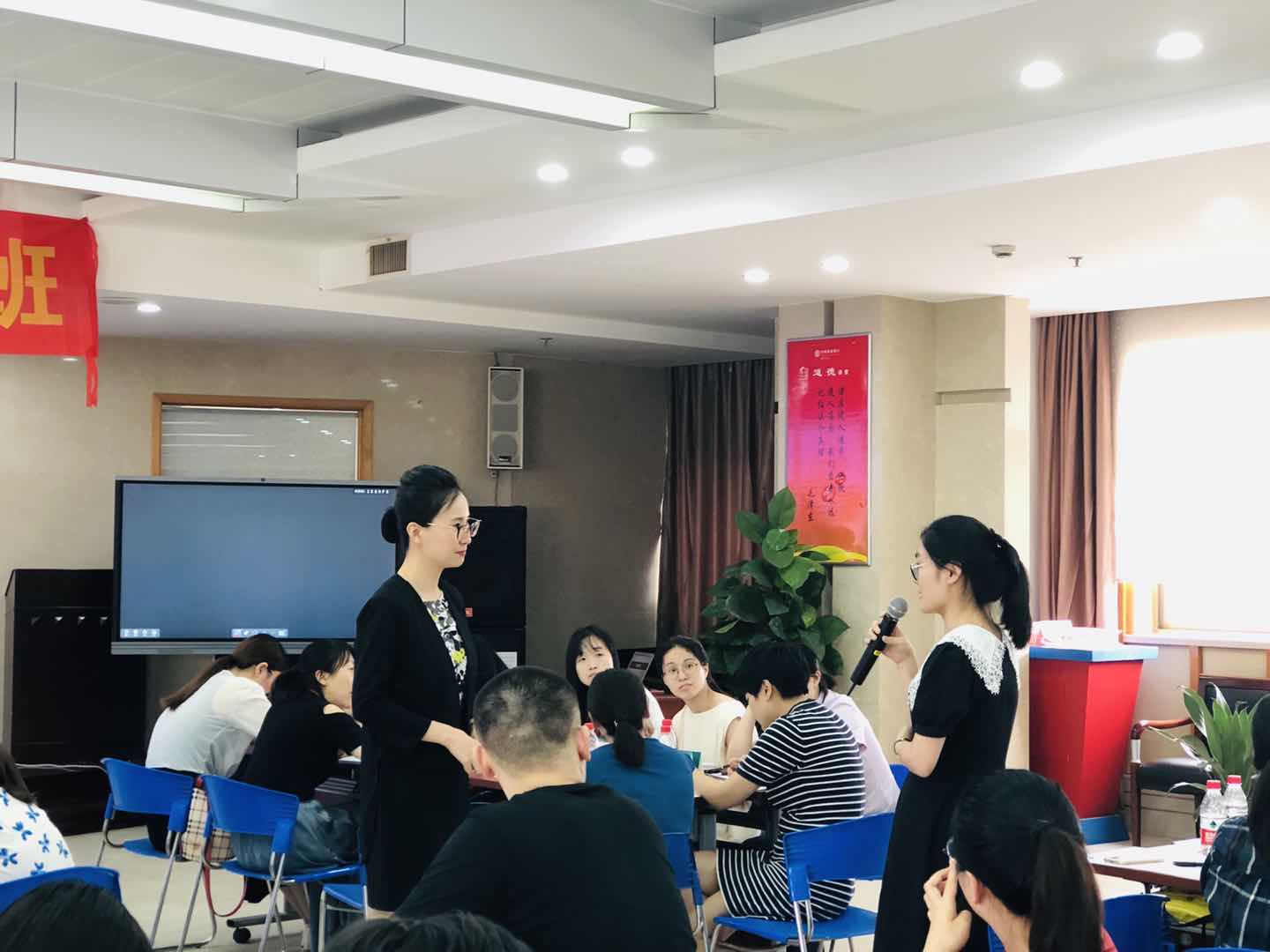 8月8日，晓光老师为中国农业银行绍兴分行学员讲授《大堂经理综合技能提升》课程