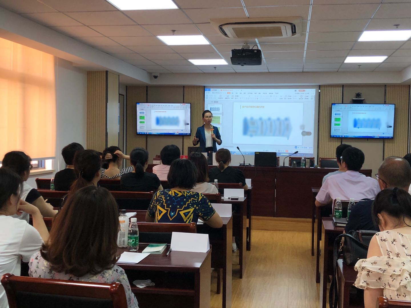 8月15-16日，晓光老师为中国农业发展银行无锡市锡山区支行学员讲授《柜员服务与投诉处理》课程