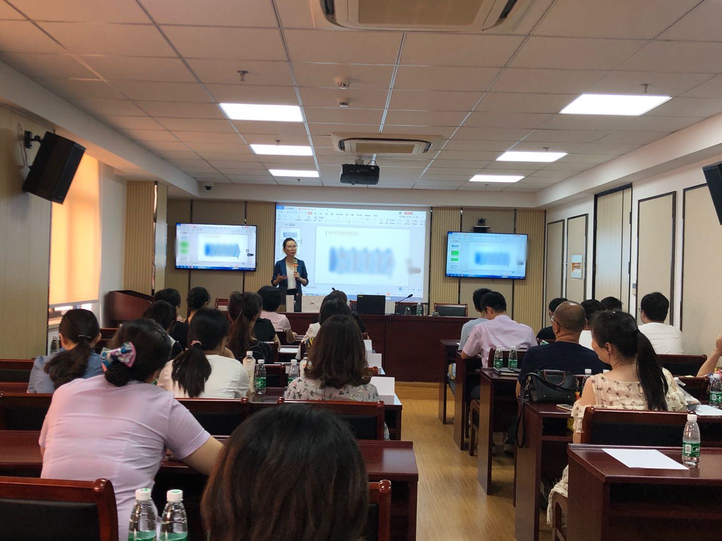 8月15-16日，晓光老师为中国农业发展银行无锡市锡山区支行学员讲授《柜员服务与投诉处理》课程