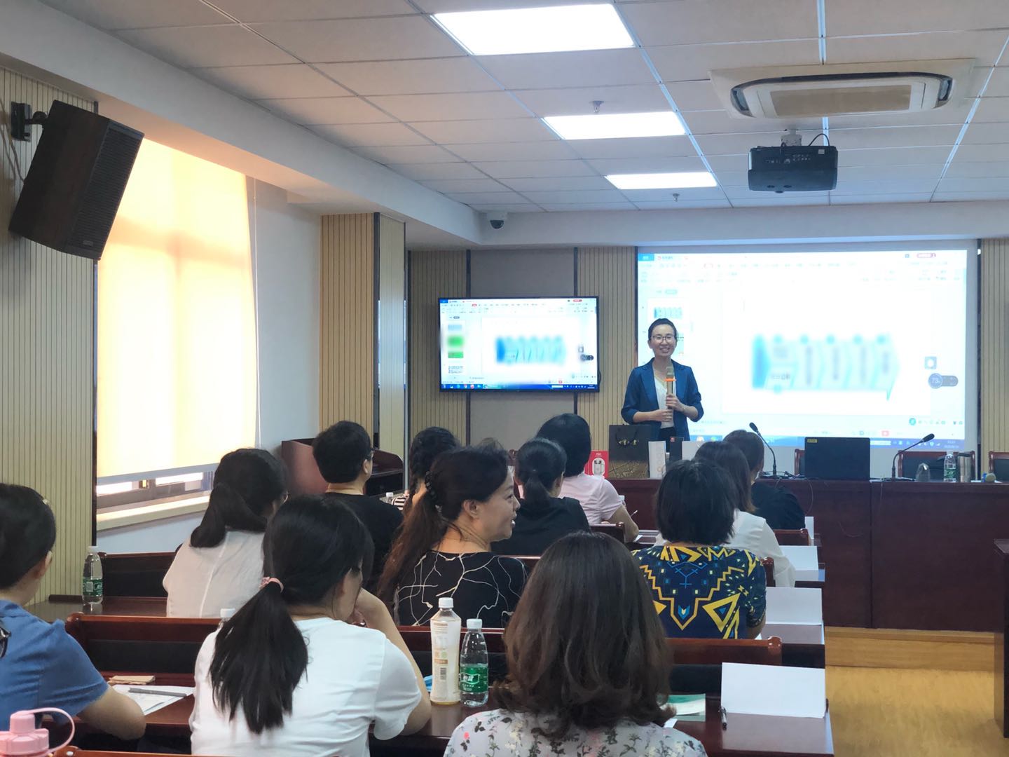 8月15-16日，晓光老师为中国农业发展银行无锡市锡山区支行学员讲授《柜员服务与投诉处理》课程