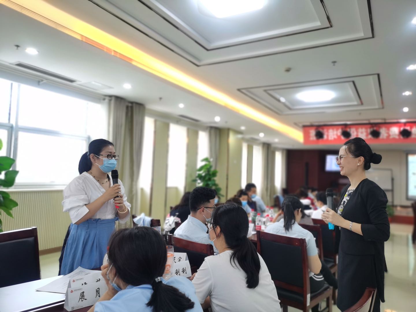 9月14日，晓光老师为济南农村商业银行讲授《“转危为机”—银行投诉抱怨与突发事件应急处理》