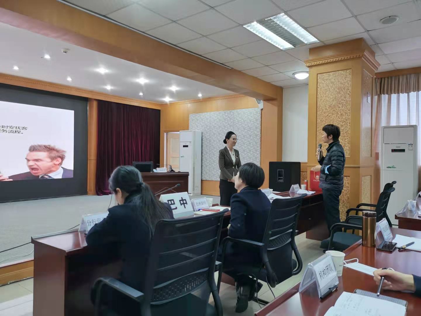 3月12日，晓光老师为中国工商银行巴州分行营业部讲授《消费者权益及客户诉求处理》课程