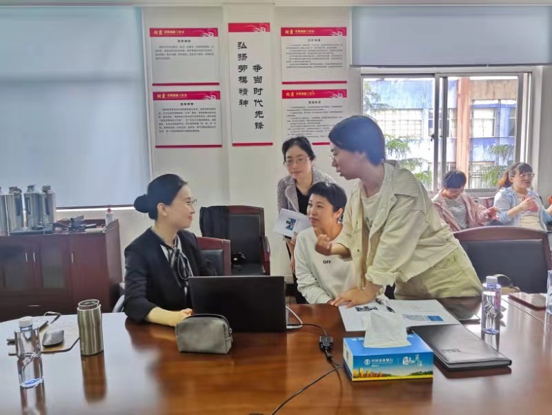 5月23日，李晓光老师为中国农业银行慈溪市支行营业部讲授《网点管理人员服务能力提升》课程