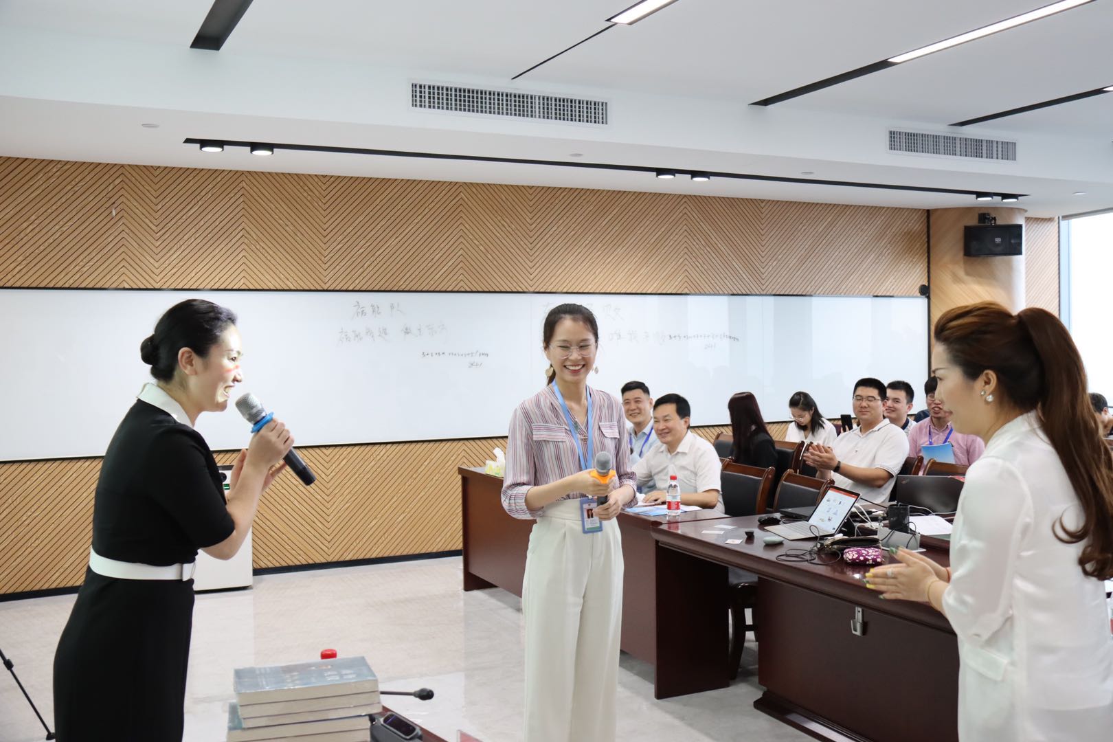 4月8日，苏丹老师为福能某装备科技股份带来一期《高端商务礼仪技能提升训练》，圆满结束