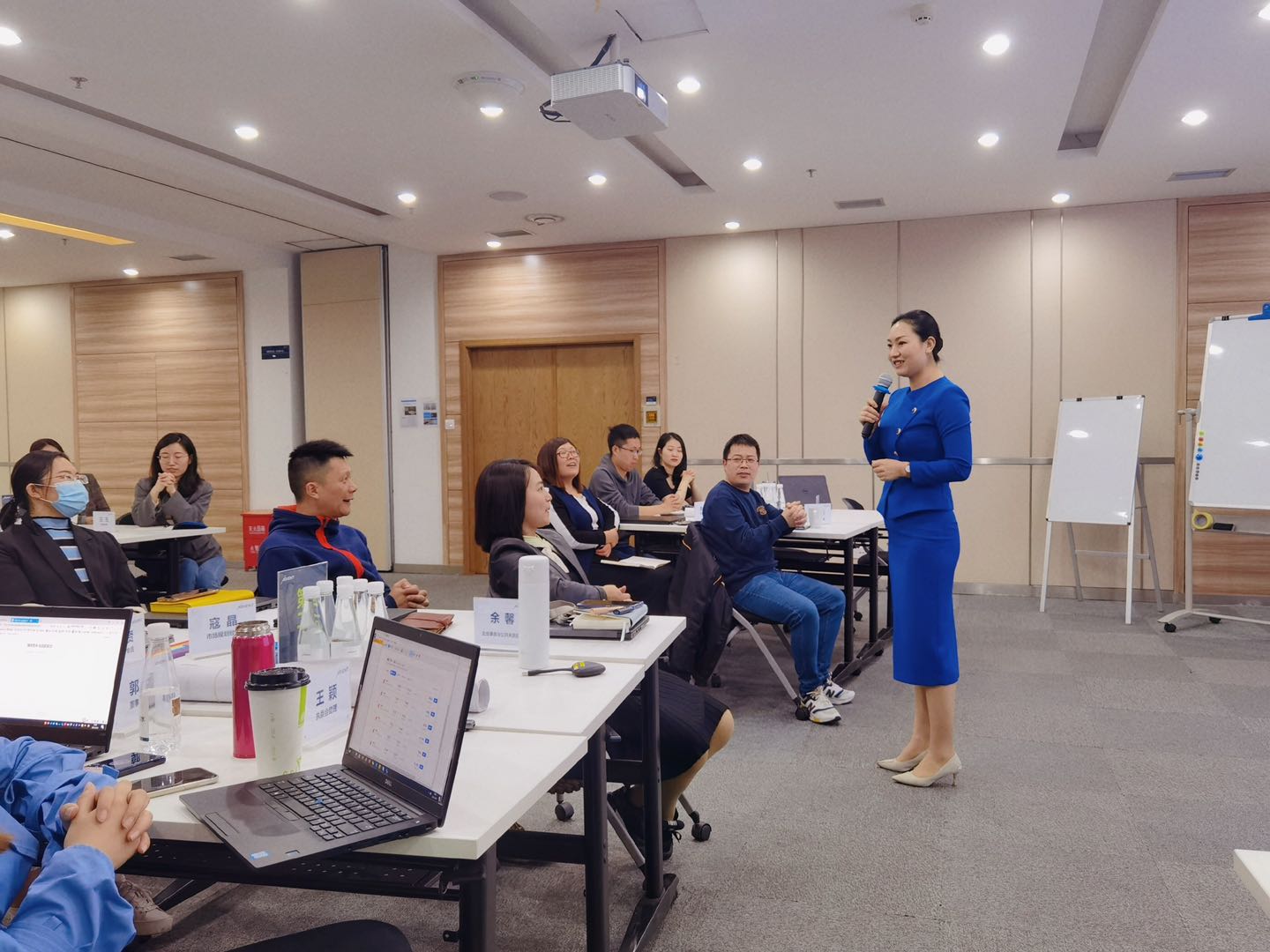 4月9号，苏丹老师为重庆延锋某汽车部件公司带来一期《高规格商务接待礼仪》，圆满结束