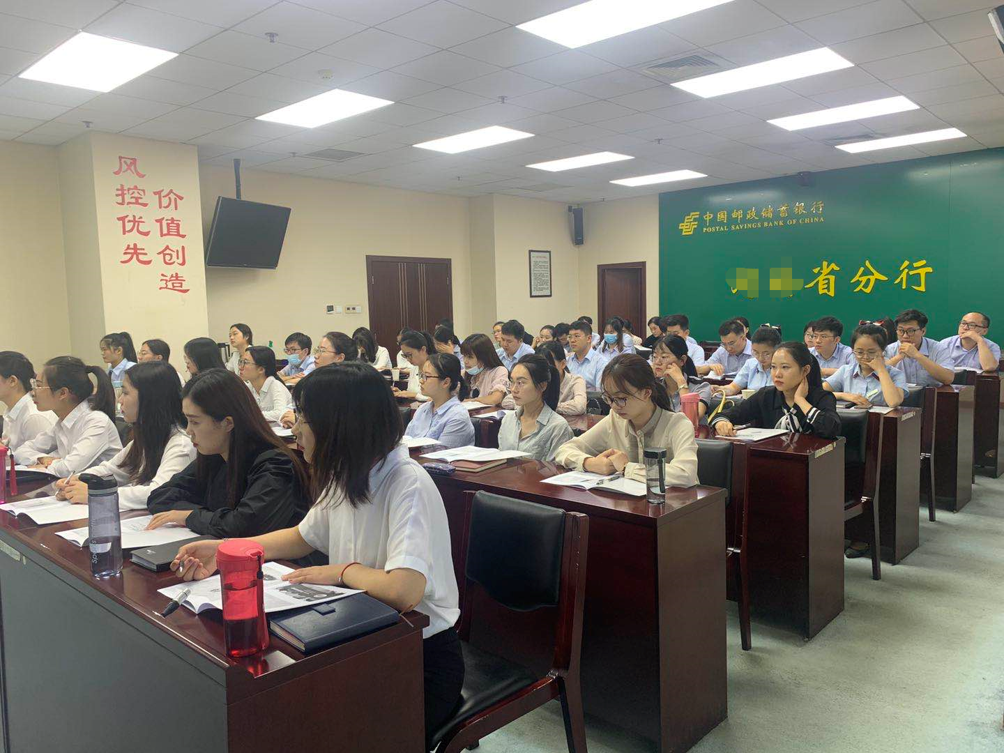 2020年9月18号徐灿老师受邀来到郑州给某邮储上了一堂《新员工职场礼仪》获得高度好评！