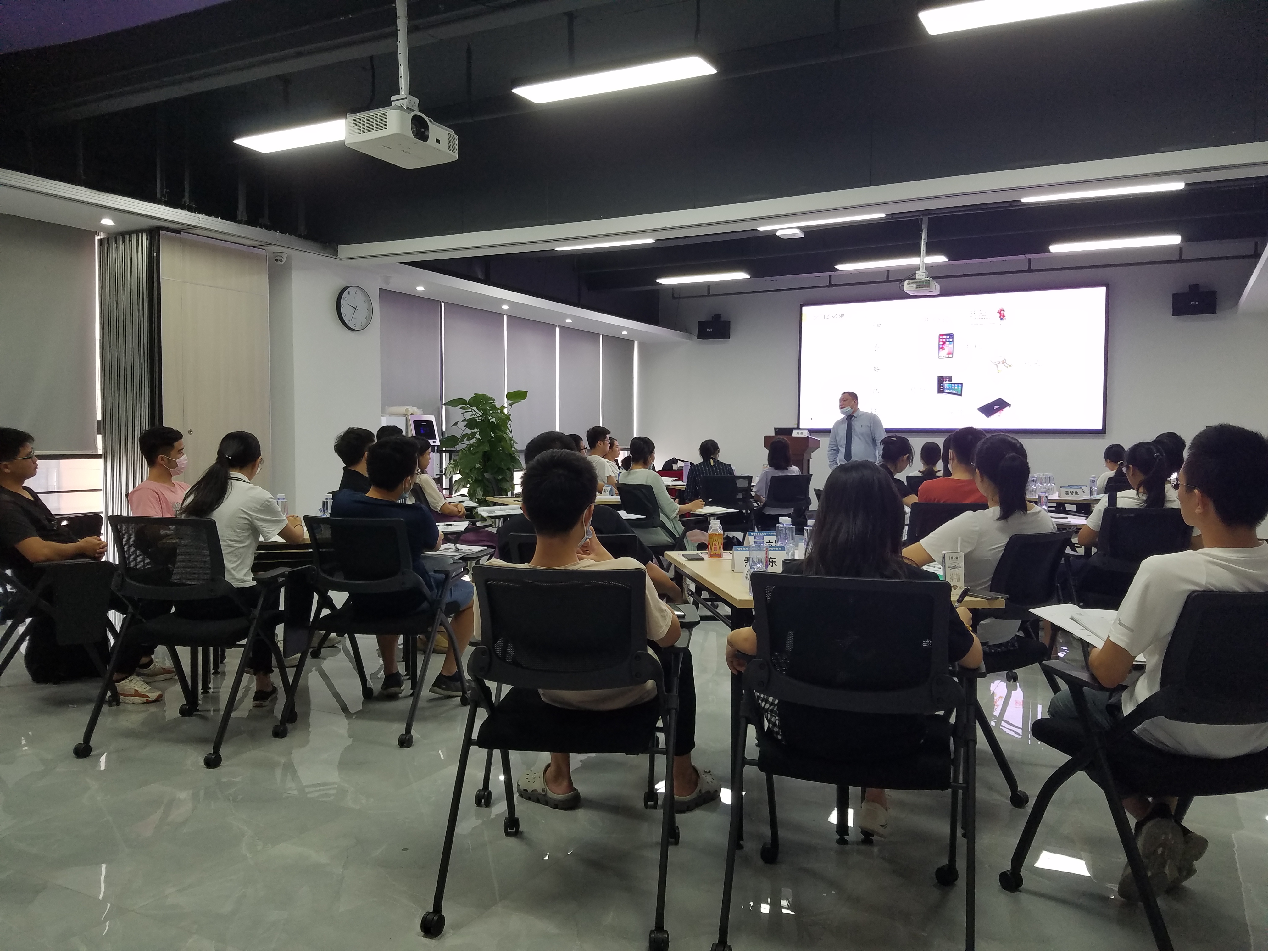 2020-08-07刘亮老师为某研究所讲授《客户视角的场景化产品销售能力提升训练》圆满结束