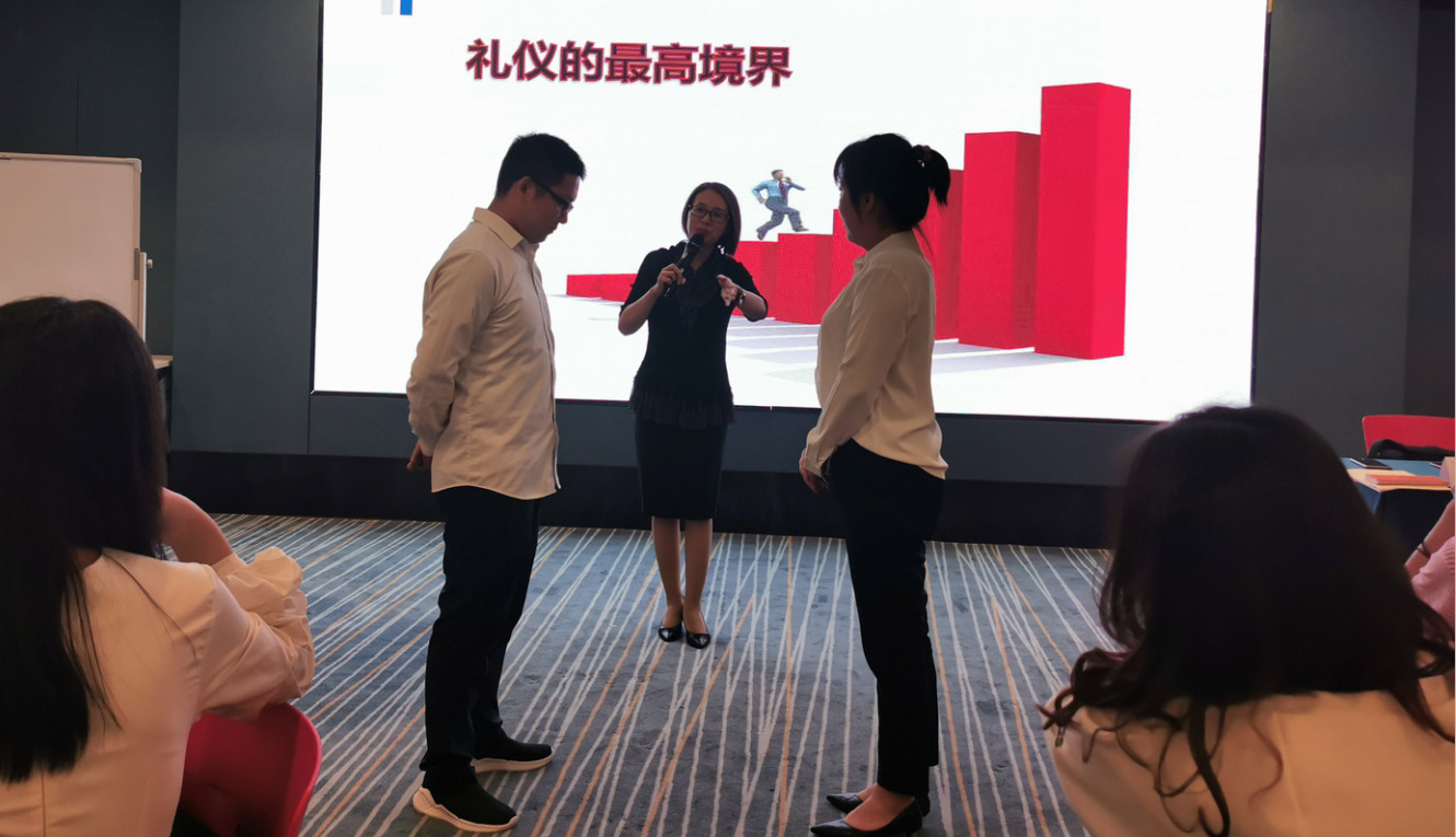 11月10日檀娴颖老师给兴业银行讲授《商务礼仪》课程圆满结束