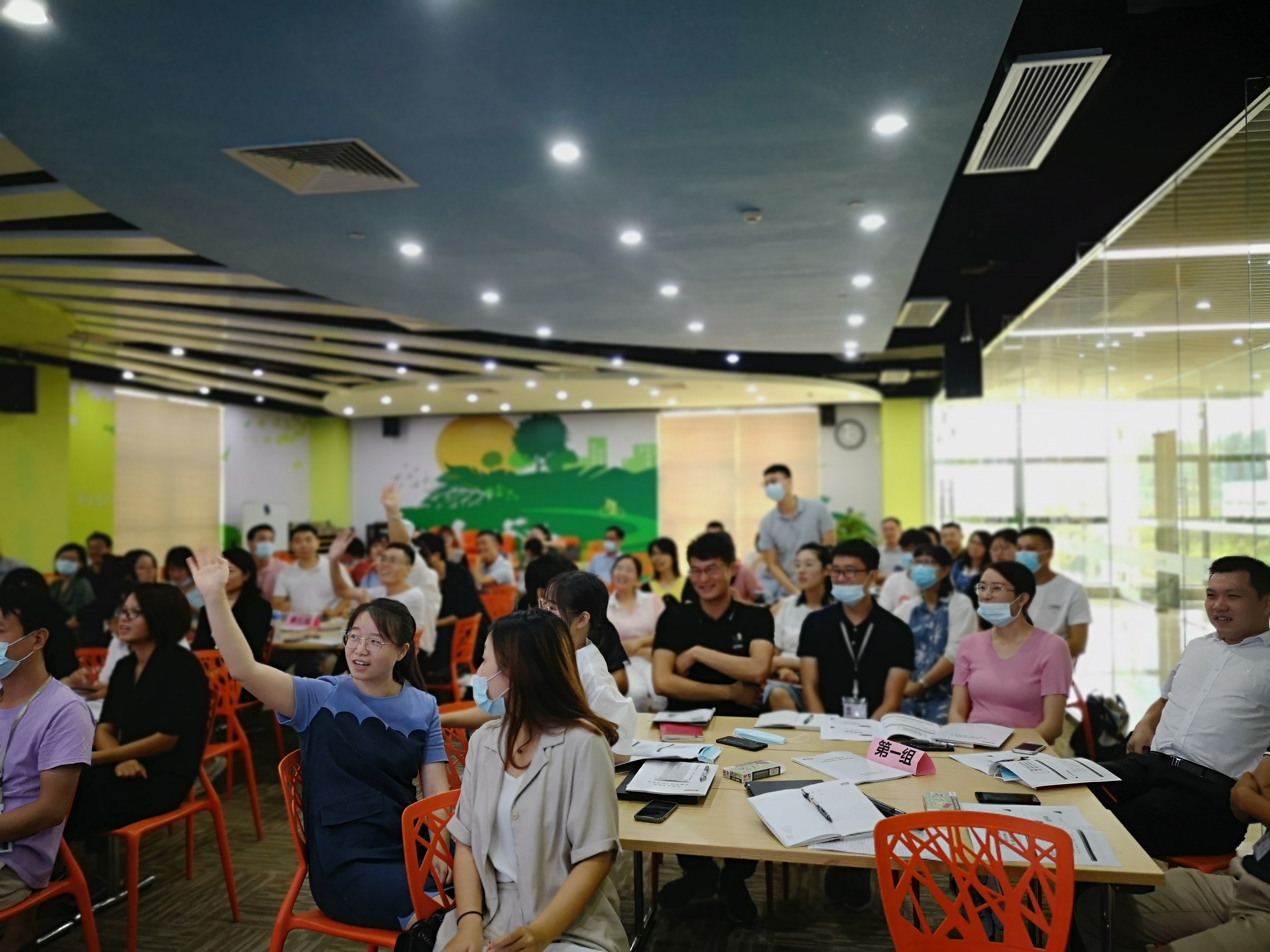 8月26日，曾诗斯老师受邀为汤臣倍健中高层管理者讲授《精英形象管理与职场礼仪》课程圆满结束！