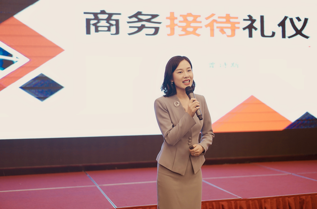 10月13日，曾诗斯老师受邀为中交投资集团讲授《商务接待礼仪》课程圆满结束。