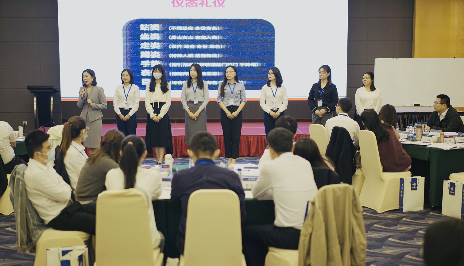 10月13日，曾诗斯老师受邀为中交投资集团讲授《商务接待礼仪》课程圆满结束。