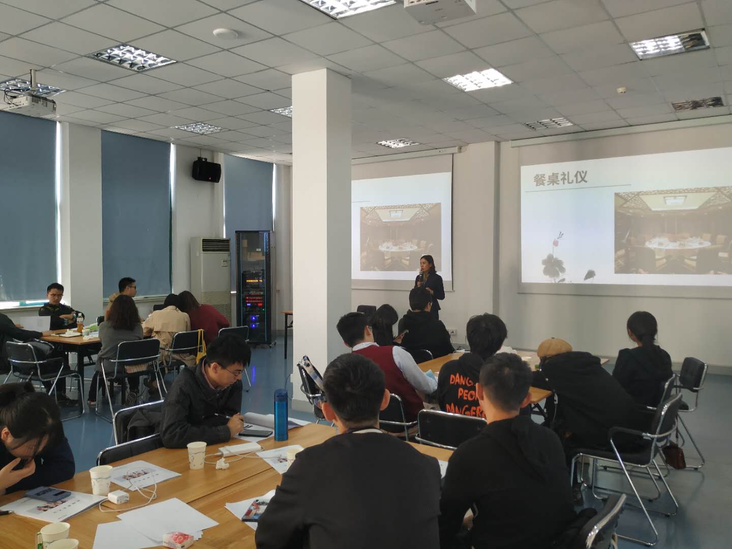11月11日，曾诗斯老师受邀为中国电信上海某分公司讲授《商务礼仪》课程圆满结束！