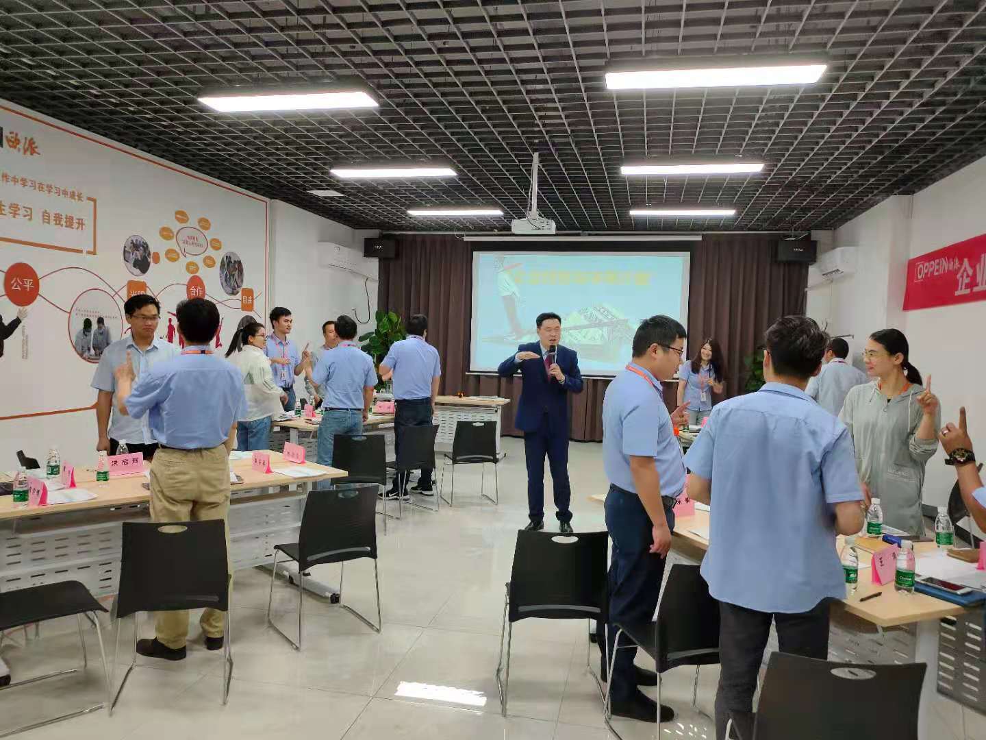 张雷老师为全球第二大橱柜制造商欧派下属成都公司30位中高层管理者进行了 《企业经营与决策沙盘模拟》