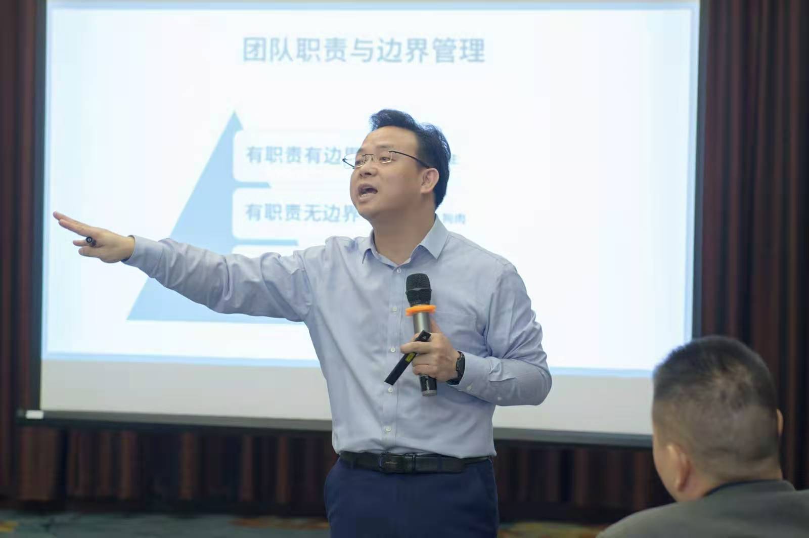 11月4-5日，胡军令老师为滴滴集团讲授《高绩效团队建设》课程！