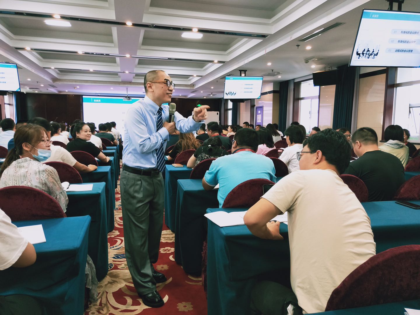 【张诚忠老师】8月13日，给政府各层级人员180人讲授《会议组织+行政沟通》公开课圆满交付！