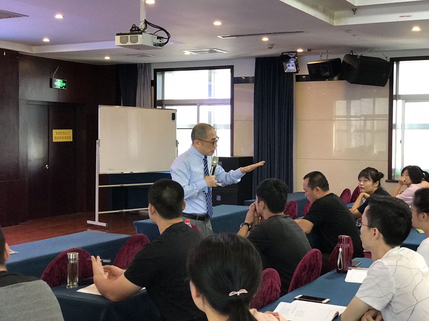 【张诚忠老师】8月13日，给政府各层级人员180人讲授《会议组织+行政沟通》公开课圆满交付！