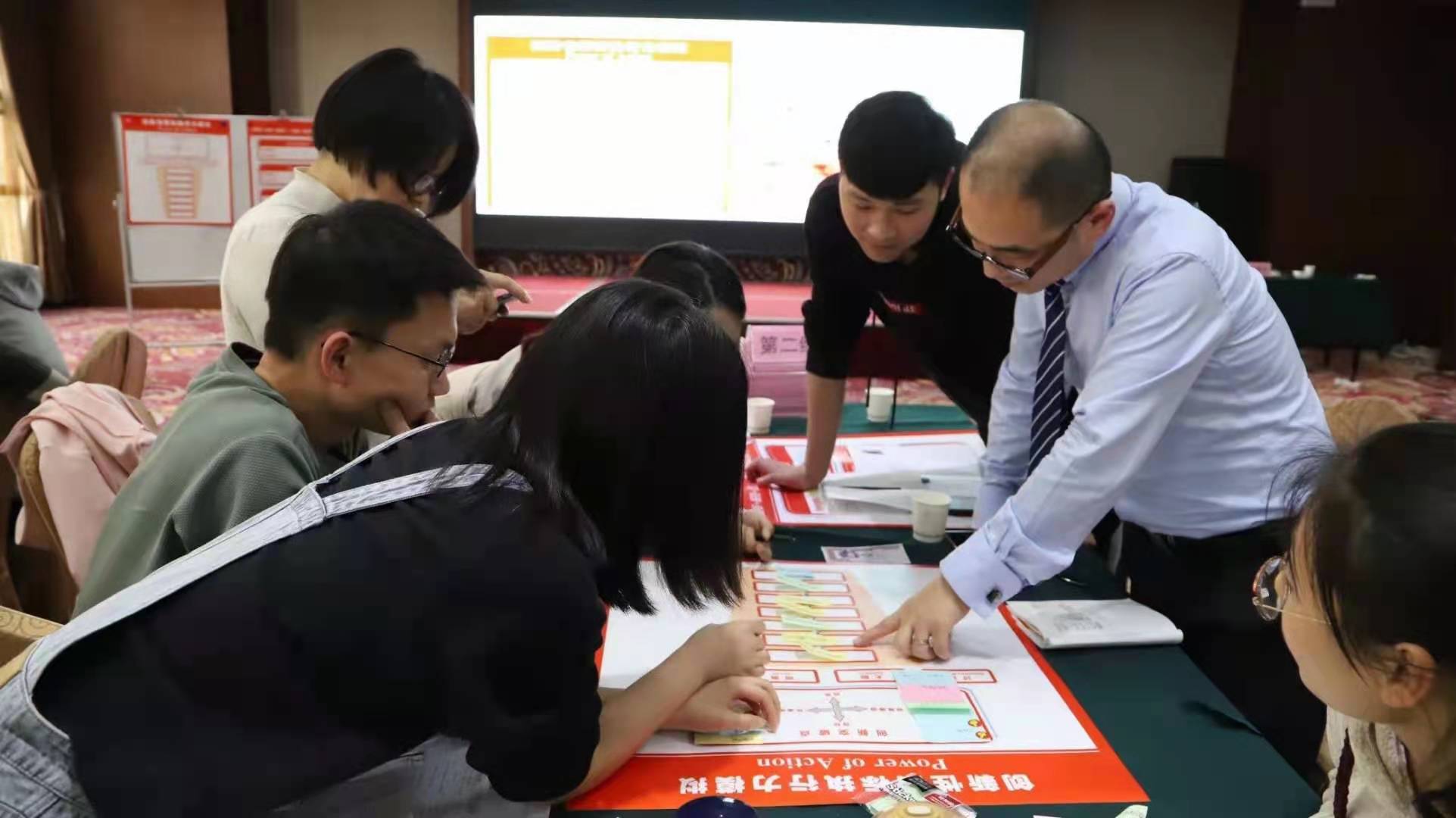 【张诚忠老师】 4月22日，受某机构邀请来三门峡市给烟草局讲授《创新管理与计划目标执行沙盘》圆满完成