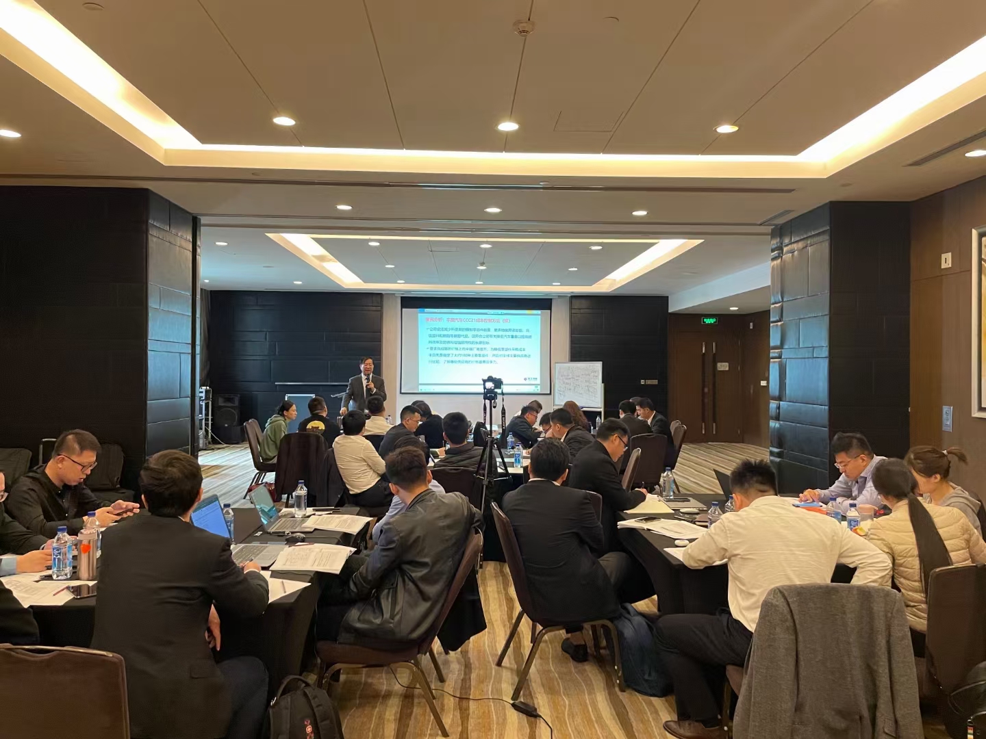 余世勇老师3月30号给某涂料公司讲授《非财务经理的财务管控》沙盘演练课程圆满结束