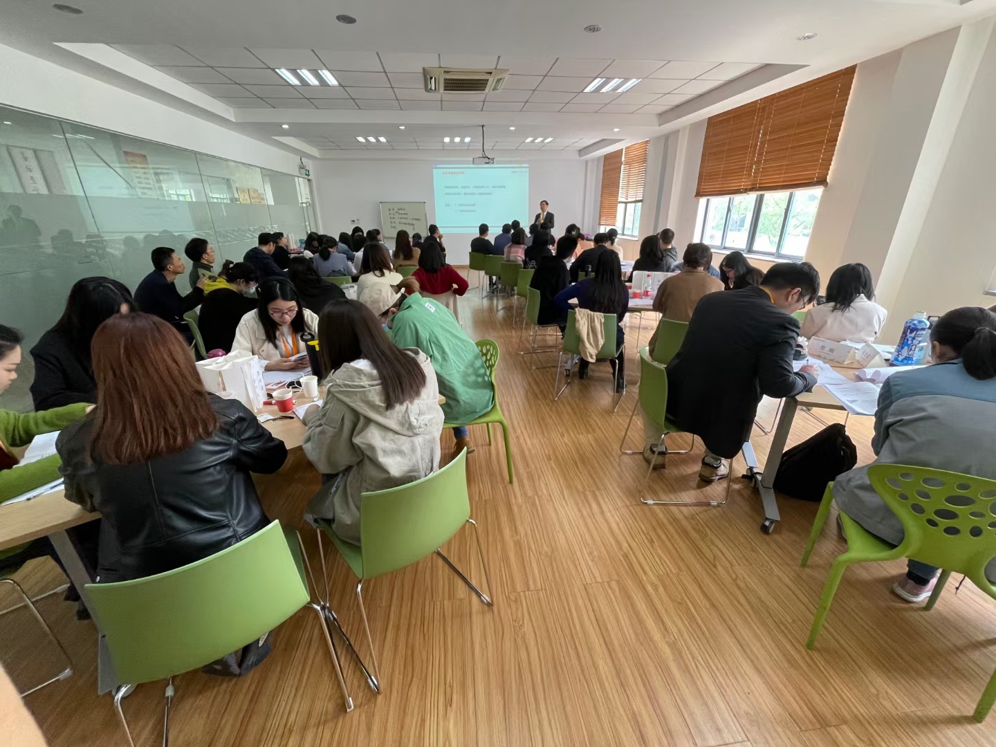 余世勇老师4月15-16号为上海某电器公司讲授《非财务人员的财务管理》课程圆满结束