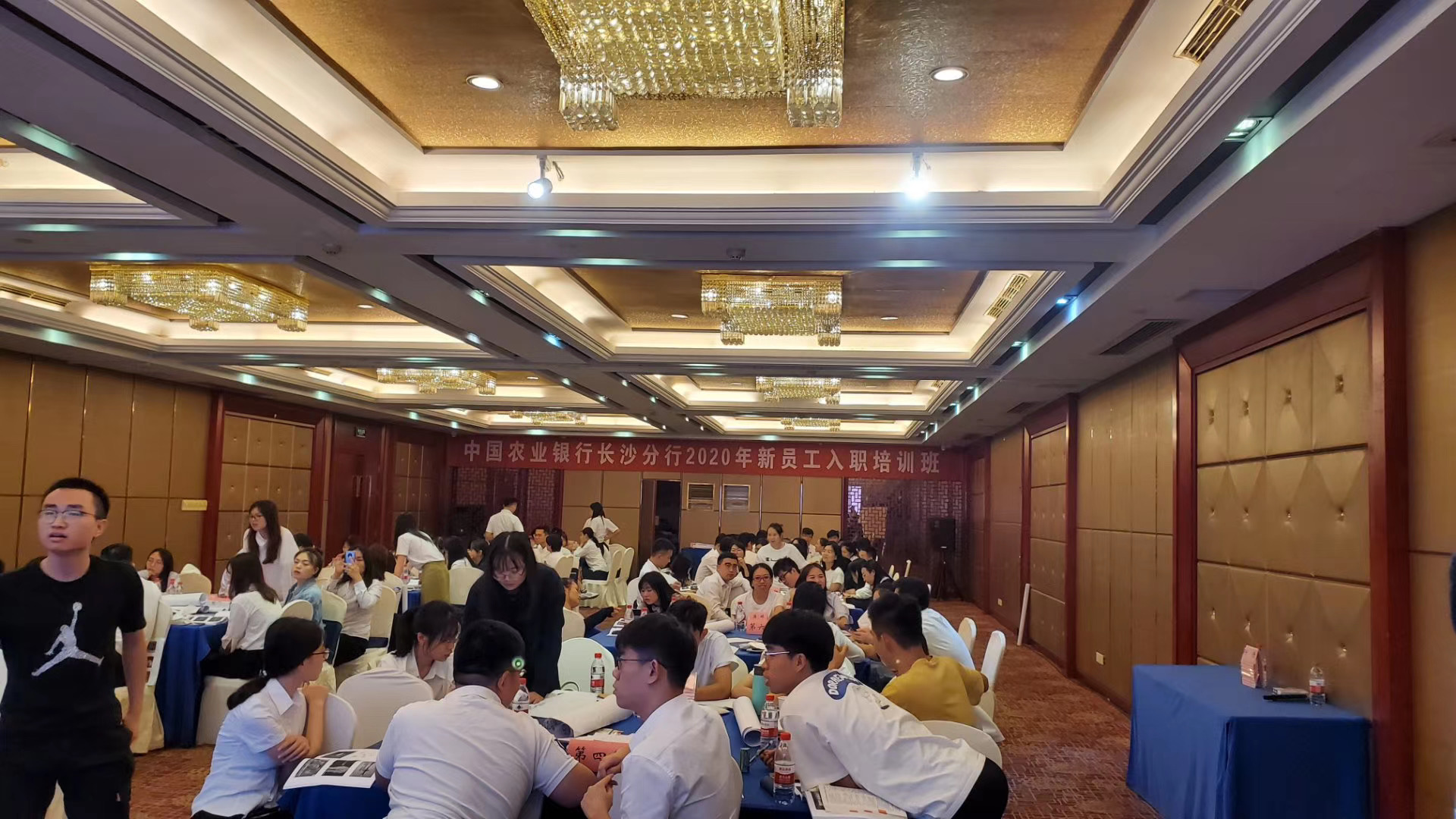  梁辉老师8月18号为中国农业银行邵阳分行讲授《狼性营销实战训练营》课程，圆满结束！