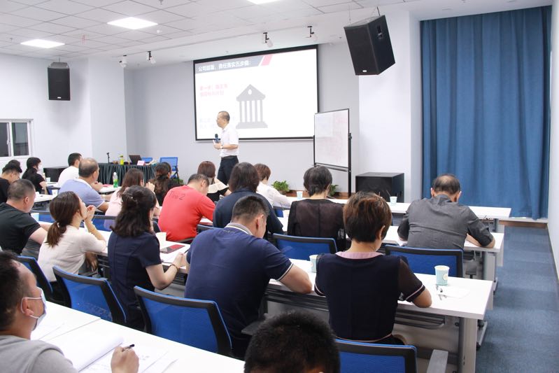 吴湘洪老师7月11日南通讲授《拥抱责任，拒绝借口——让责任落实更到位》200人的公开课圆满结束!  