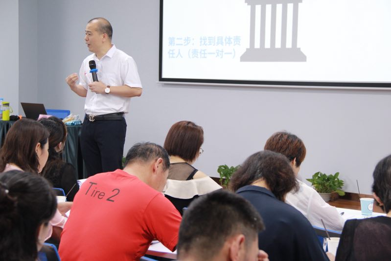 吴湘洪老师7月11日南通讲授《拥抱责任，拒绝借口——让责任落实更到位》200人的公开课圆满结束!  