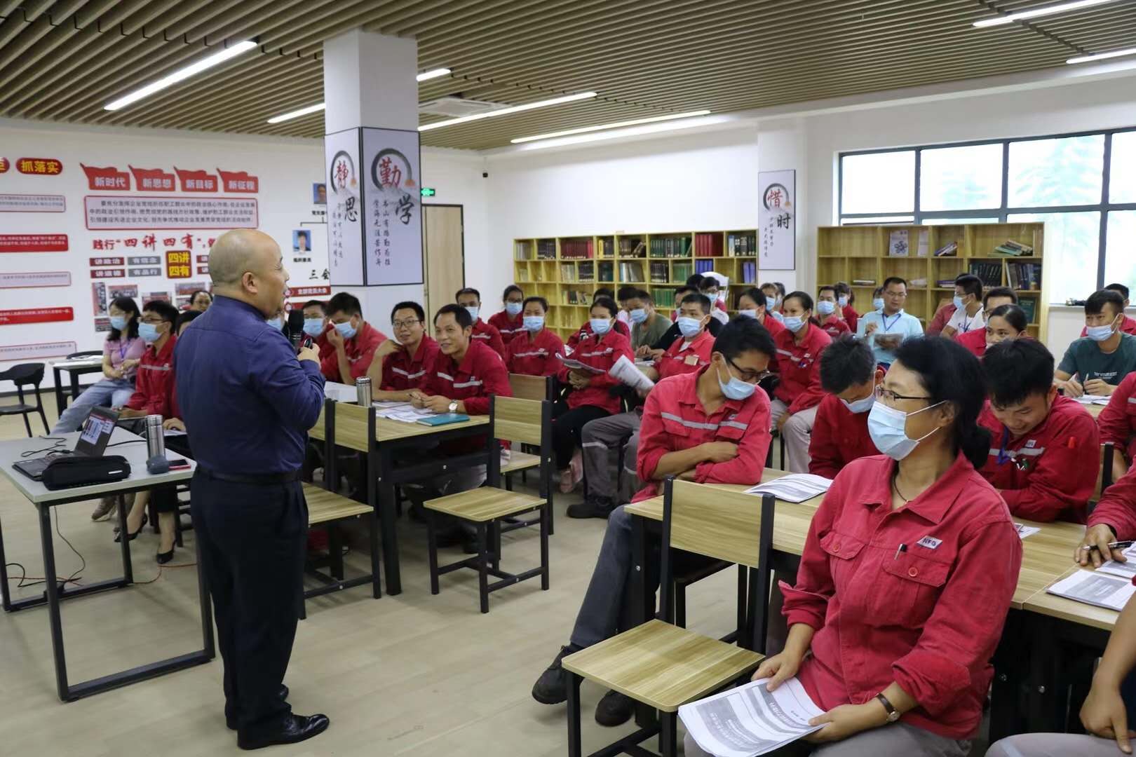 杨学军老师9月11日在株洲某协会为当地近百位一线工作者讲《流程型企业质量管理实务》结束