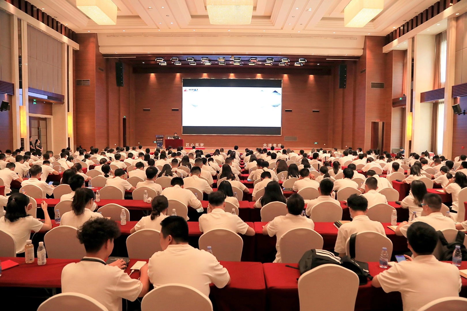 8月27日陈西君老师给成都建工集团新员工讲授《高效能职场人士的七项修炼》培训圆满结束！