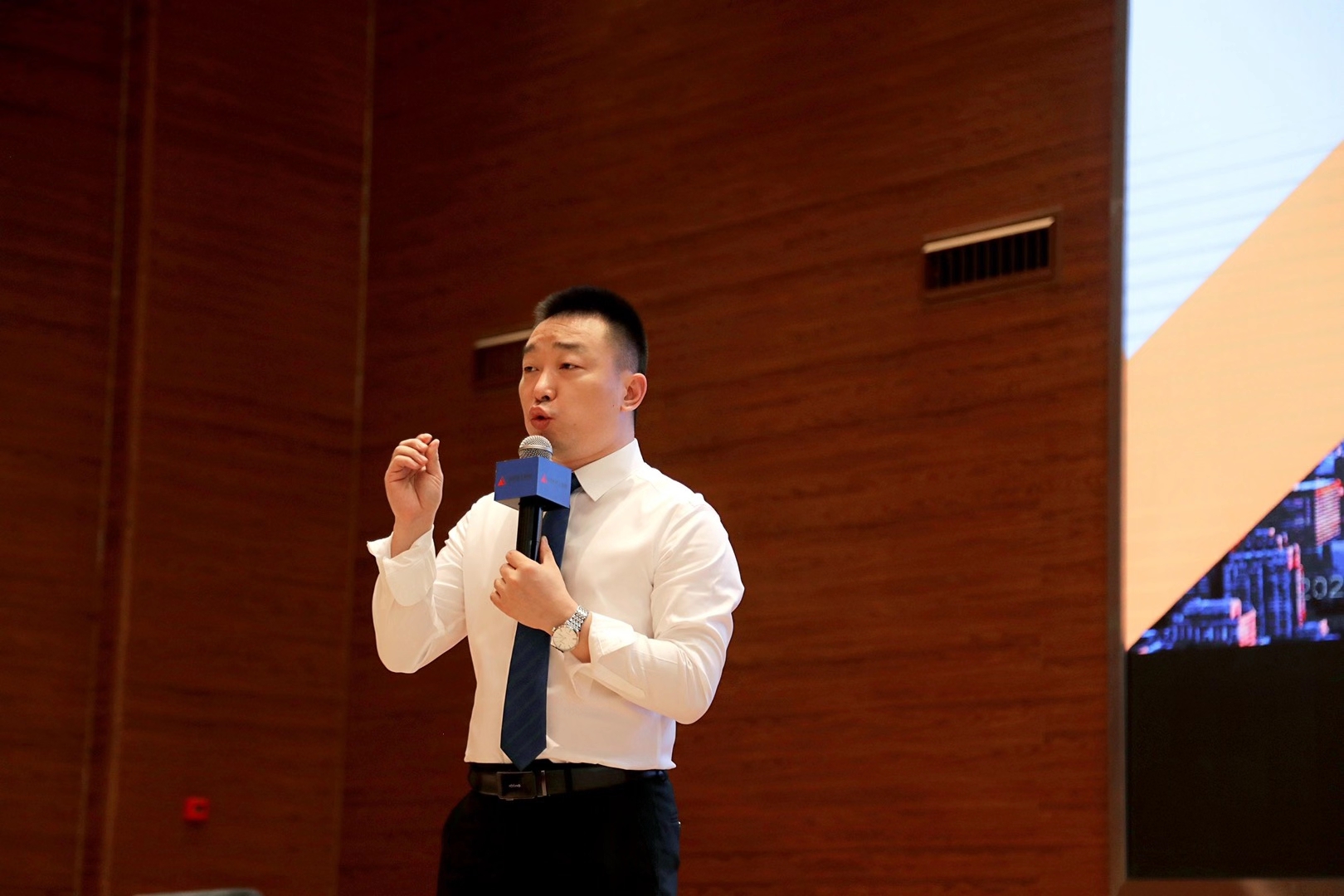 8月27日陈西君老师给成都建工集团新员工讲授《高效能职场人士的七项修炼》培训圆满结束！